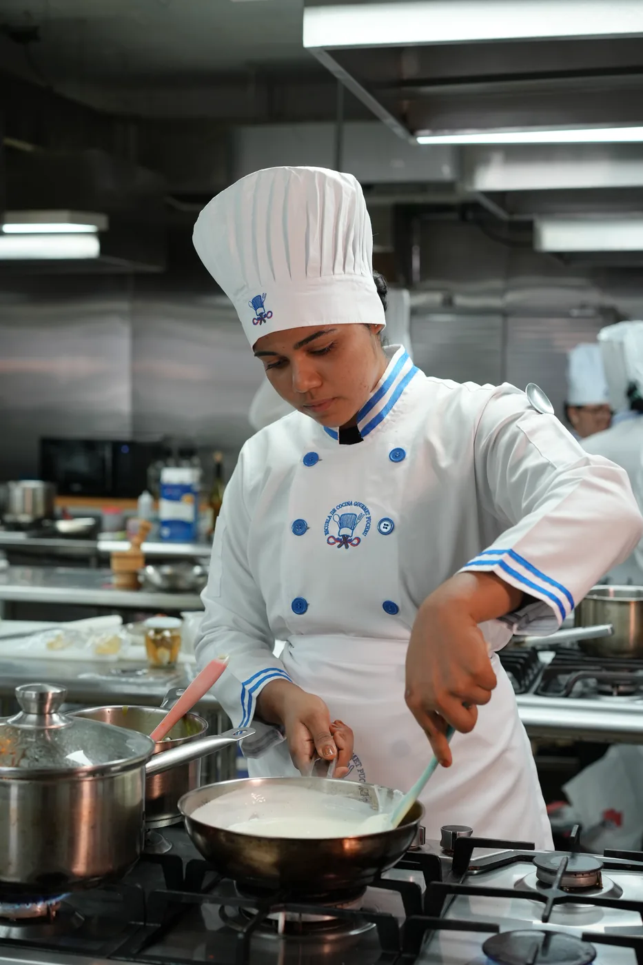 Alumna de cocina en clase práctica