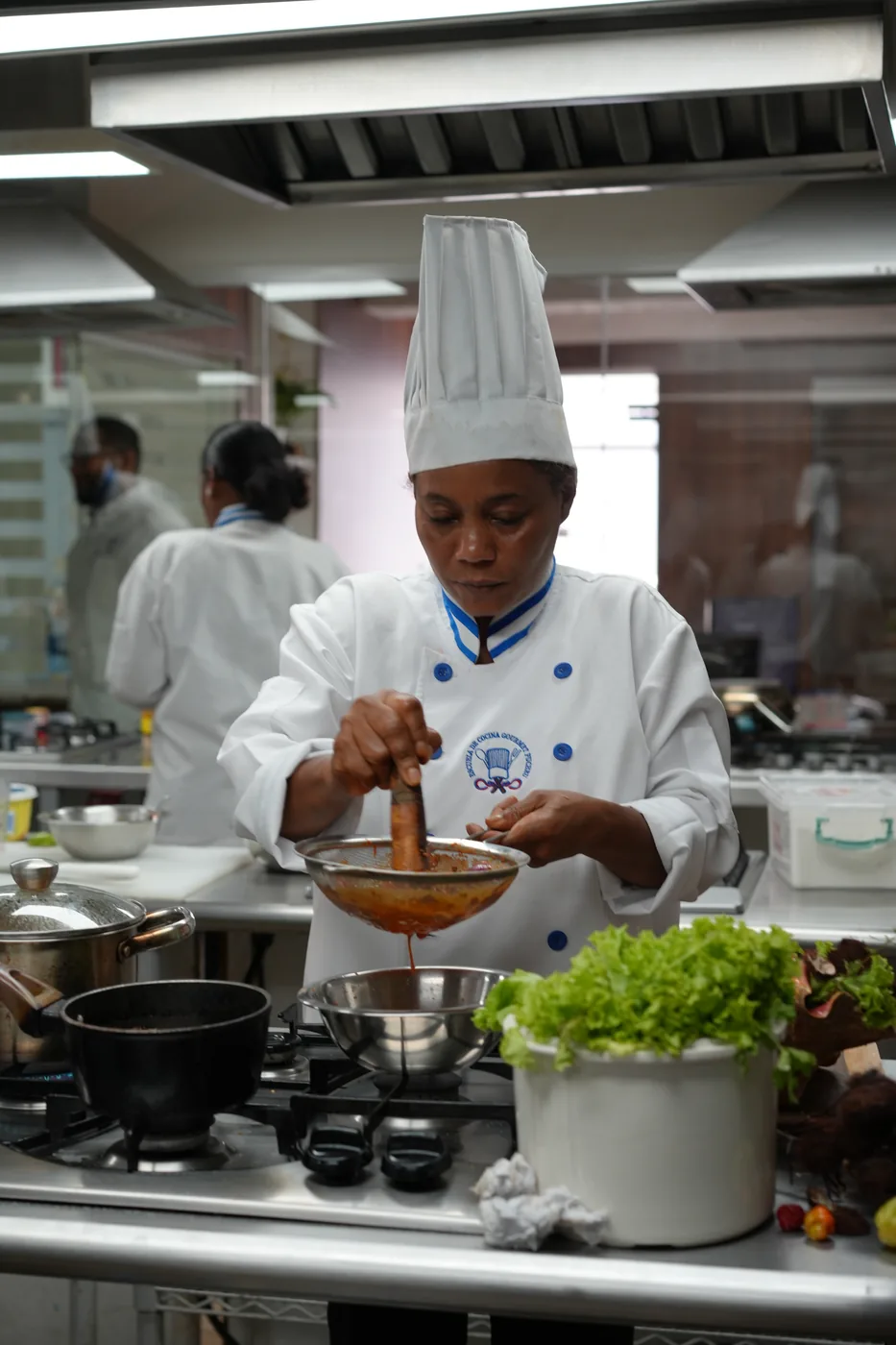 Alumno cocinando en el taller de la escuela