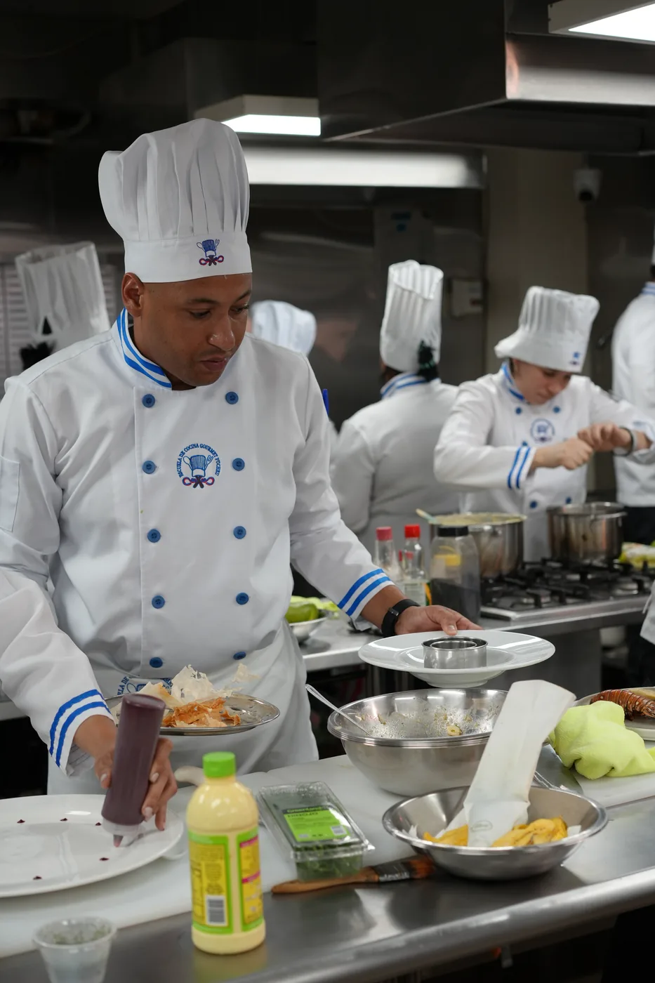Estudiantes en práctica culinaria