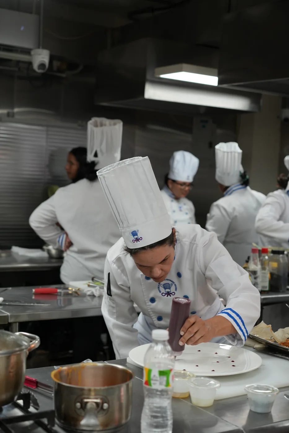 Alumna con uniforme de chef en la cocina