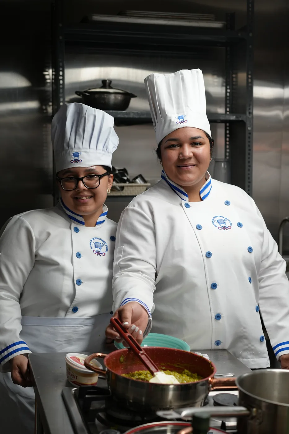 Estudiantes de Gourmet Pucheu en la cocina profesional